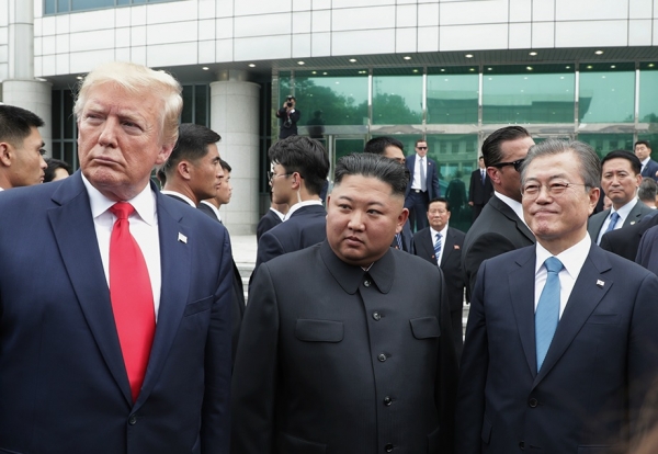트럼프 대통령, 김정은 위원장, 문제인 대통령이 함께 사진을 찍는 모습 (자료 출처 : 청와대)