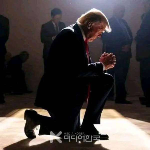 트럼프 대통령이 기도를 하고 있다