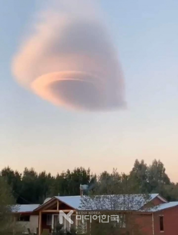 칠레의 산타 마리아 상공에 또 다른 UFO 모양의 "구름"